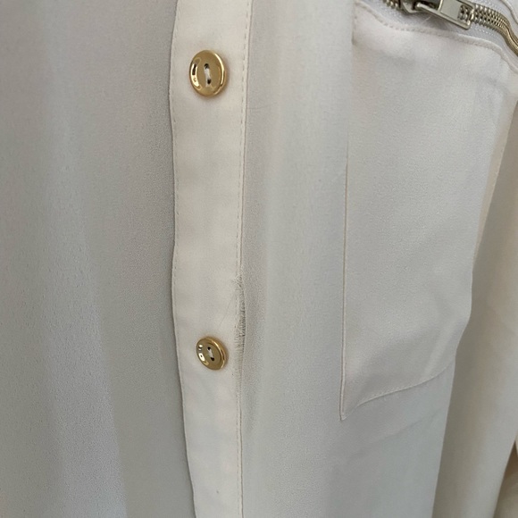 [💙🆓] Must have — Cream short sleeve polyester blouse with gold accents - Picture 5 of 12